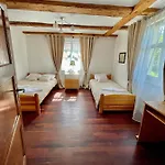 Oaza Pod Strzecha Klimatyczny Dom Na Wylacznosc Z Jacuzzi I Duzym Ogrodem Apartment