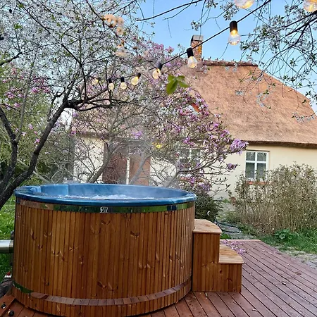 Oaza Pod Strzecha -dom Na Wylacznosc Z Jacuzzi, Duzym Ogrodem I 3 Sypialniami Lägenhet Ustronie Morskie