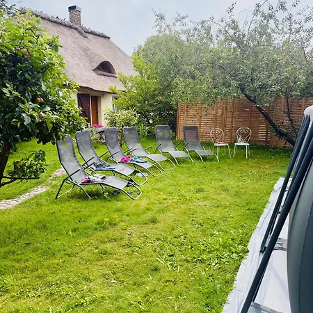 Daire Oaza Pod Strzecha -dom Na Wylacznosc Z Jacuzzi, Duzym Ogrodem I 3 Sypialniami Ustronie Morskie